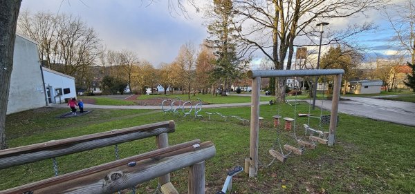 Der Kurpark in Holzhausen-Externsteine ist mit Spielelementen ausgestattet worden und auch die Wege wurden erneuert. - © Jost Wolf