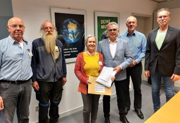 Für „mehr Artenvielfalt im öffentlichen Grün“: Dr. Hanns Blauert, Georg Lüdecke, Claudia Blauert, MdL Dr. Volkhard Wille, Christian Robbin, Dr. Detlev Kröger (von links). - © Bildrechte: Lippe ökologisch
