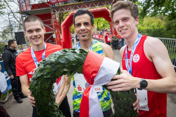 Rekordgewinner Elias Sansar (M.) hatte beim Hermannslauf 2024 um 20 Sekunden die Nase vorn vor Erik Peters vom LC Paderborn (l.). Als Dritter lief Florian Bochert vom TSVE Bielefeld aufs Treppchen. Mal sehen, wie am Sonntag die Reihenfolge des Zieleinlaufs aussehen wird. - © Sarah Jonek