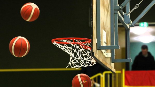 Ein (Basket-)Ball nach dem anderen fliegt in Augustdorf auf den Korb. - © Oliver König
