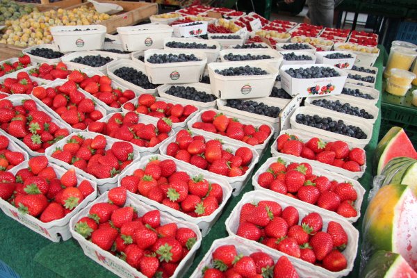Erdbeeren auf einem Wochenmarkt in Lippe.  - © Symbolfoto: Cordula Gröne