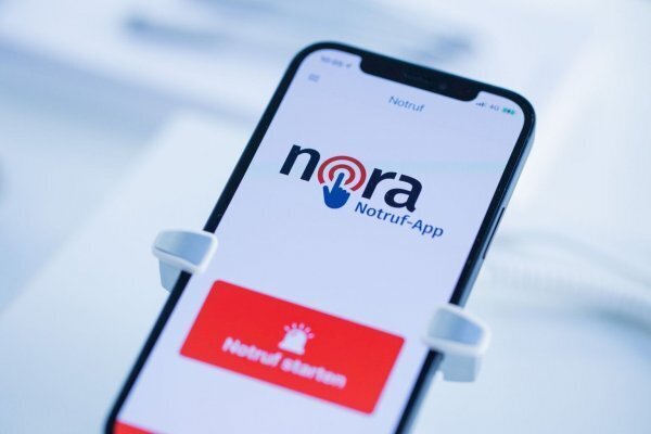 Die App ist eine Ergänzung zu den Notrufnummern 110 und 112 von Polizei,
Feuerwehr und Rettungsdiensten und richtet sich vor allem an Menschen
mit einer Hör- und Sprachbehinderung. - © Rolf Vennenbernd/dpa