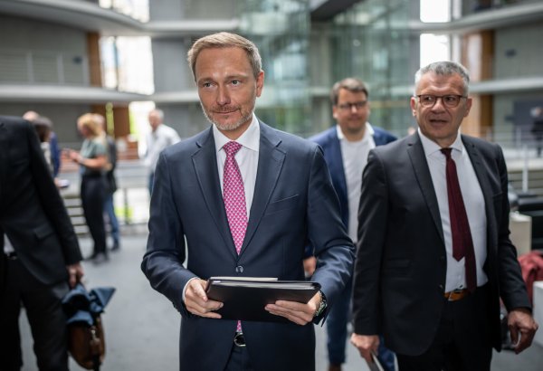 Bundesfinanzminister Christian Lindner (FDP) kommt neben Werner Gatzer, Staatssekretär im Finanzministerium auf dem Weg in die Sitzung des Haushaltsausschuss des Bundestags. - © Michael Kappeler/dpa