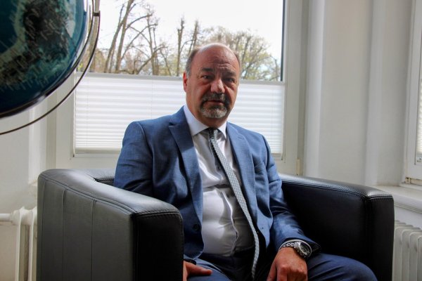 Wolf Dieter Tölle, Rechtsanwalt und Notar aus Detmold, weiß, wie wichtig es ist, sich mit einer Vorsorgevollmacht und einer Patientenverfügung auseinanderzusetzen. Das Thema betrifft Alt und Jung gleichermaßen, findet der Vorsitzende des lippischen Anwaltverweins. - © Janet König