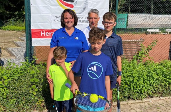 Niklas Rehberg (vorne) mit seiner Familie, (von links) Bruder Jannis, Mama Janina, Papa Sebastian und Bruder Lukas. - © Sebastian Lucas