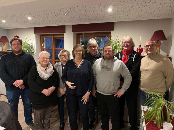 Der neue Vorstand der Barntruper SPD: (von links) Tassilo Vollmer (Beisitzer), Lore Austermann (Beisitzerin), Regina Reuschel (Beisitzerin), Beate Wilde (Vorsitzende), Andreas Skoruppa (Vorsitzender), Bastian Homuth (Beisitzer), Adolf Albert (Beisitzer) und Olaf Schulz (Schriftführer und Kassenwart). - © SPD Barntrup