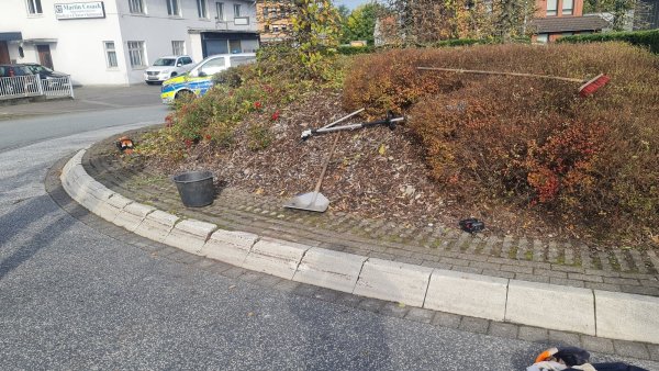 Am Kreisverkehr an der Hauptstraße ist ein Mitarbeiter des Bauhofs von einem Auto erfasst worden. - © Andreas Eickhoff
