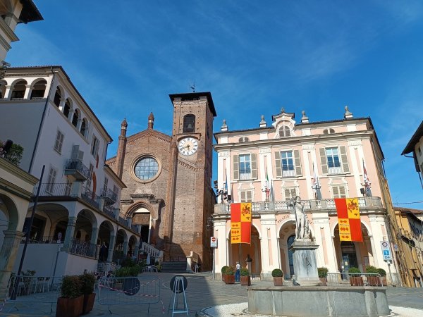 Malerisch gelegen: Der Marktplatz von Moncalieri ist die Piazza Vittorio Emanuele II. Marion Rink wohnt und arbeitet während ihrer Workation an diesem Platz. - © Wikimedia Commons