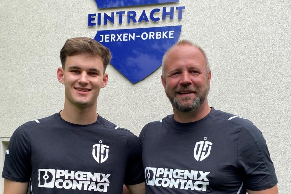 Luca Schober (links) mit seinem Trainer Bastian Möller vor dem SVE-Logo. - © Sebastian Lucas