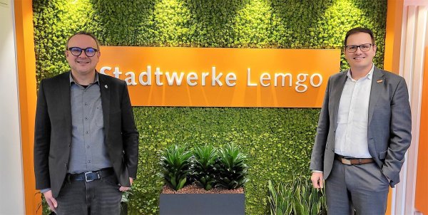 Matthias Sasse, Geschäftsführer Stadtwerke (rechts), und Bürgermeister Markus Baier sind sehr zufrieden mit der Geschäftsentwicklung des heimischen Energieversorgers. - © Katrin Kantelberg