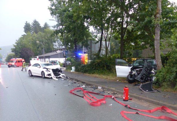 Zwei Menschen wurden bei diesem Unfall schwer verletzt. - © Feuerwehr Kalletal