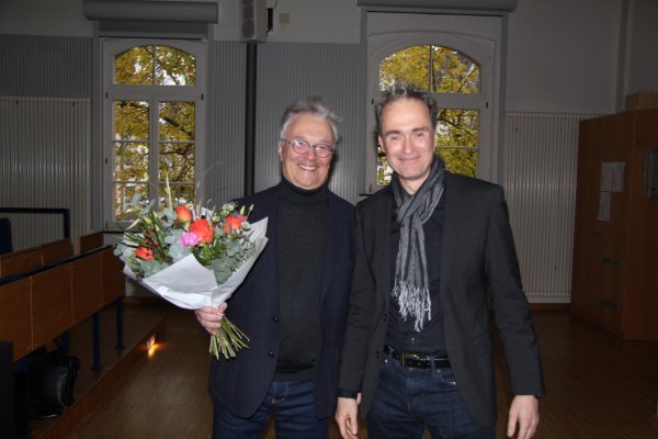 Abschied eines überzeugten Wohnmediziners: Dekan Prof. Dr. Martin Ludwig Hofmann (rechts) dankt Prof. Dr. Manfred Pilgramm für seinen ehrenamtlichen Einsatz und seine 14-jährige Lehrtätigkeit als Honorarprofessor an der Technischen Hochschule OWL. - © Marianne Schwarzer