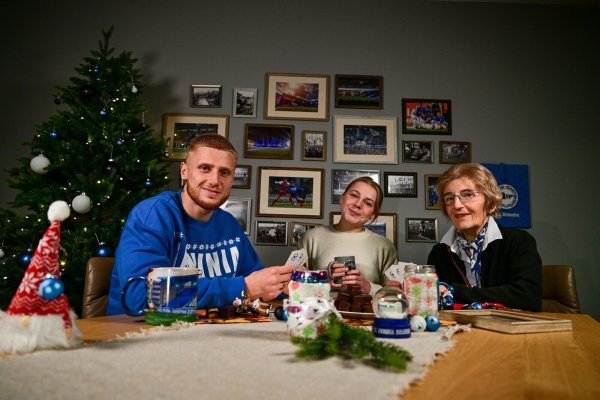 Arminia Weihnachten 2024
Louis Oppie, Josephine Leweling und ihre Oma... - © Marc Niemeyer