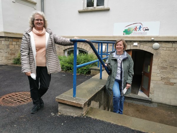Vor dem Eingang zur OGS Bösingfeld: Grundschulleiterin Silvia Genat (links) und OGS-Leitung Christiane Wattenberg. Archivfoto - © Sylvia Frevert(LZ)