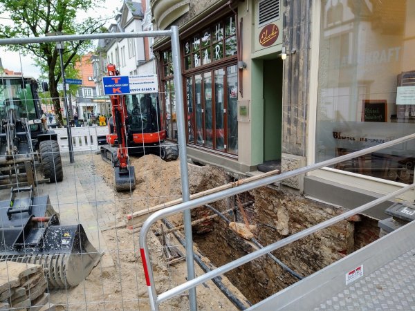In der Langen Straße wird gebuddelt. - © Yvonne Glandien