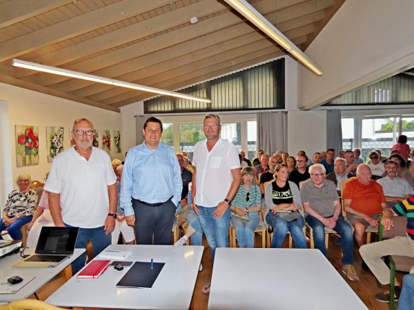 Michael Makosch (Mitte), Vertriebsleiter bei den Stadtwerken informiert über die Möglichkeiten hinsichtlich Fernwärme in Lipperreihe. Peter Jong (l.),, Vorsitzender der SPD Oerlinghausen und Peter Heepmann stellten mögliche Einflussnahmen der Politik in diesem Bereich vor. - © Gunter Held