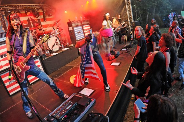 „John Diva and the Rockets of Love“ sind der Stimmungsgarant beim Sommerfest im Bega-Bad. - © Nicole Ellerbrake