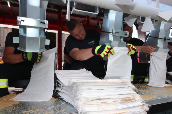 Frank Launhardt und Kameraden von der Feuerwehr Bad Salzuflen füllen Sand ab. - © Kreis Lippe