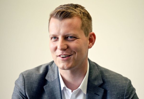 Henning Höne (36) ist seit 2022 Chef der FDP-Fraktion im Landtag und seit Jahresbeginn auch Chef der Landespartei. Er ist verheiratet, Vater eines Sohnes, und stammt aus Coesfeld. - © ROBERTO PFEIL