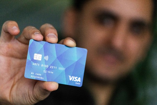 So könnte sie demnächst auch in Nordrhein-Westfalen aussehen: Ein Geflüchteter hält eine Debitcard in der Hand. +++ dpa-Bildfunk +++ - © picture alliance/dpa