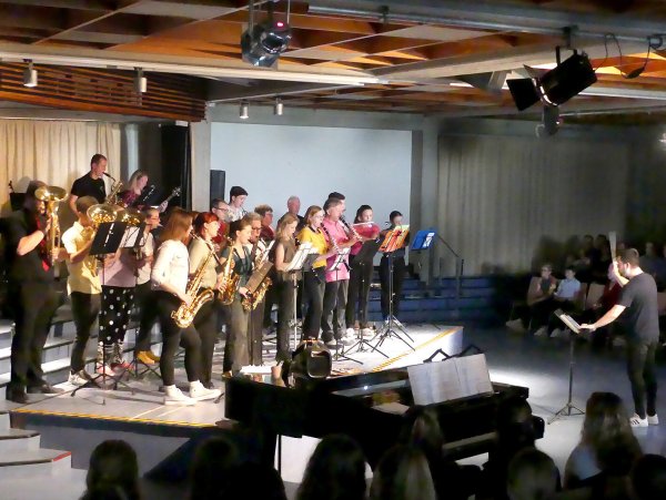 Die Big Band des Hermann-Vöchting-Gymnasiums lieferte gleich zwei hochklassige Auftritte. - © Rudi Rudolph