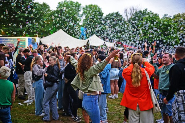 Die Seifenblasen geben dem "Bubble Beats"-Festival ein besonderes Flair. - © Nicole Ellerbrake