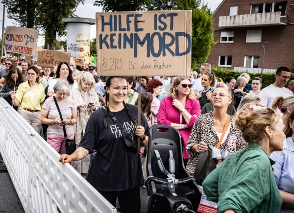 Am 8. August unterstützen 2.000 Demonstranten den Bielefelder Gynäkologen Joachim Volz bei seinem Kampf gegen das Abtreibungsverbot im Klinikum Lippstadt. - © Mike-Dennis Müller