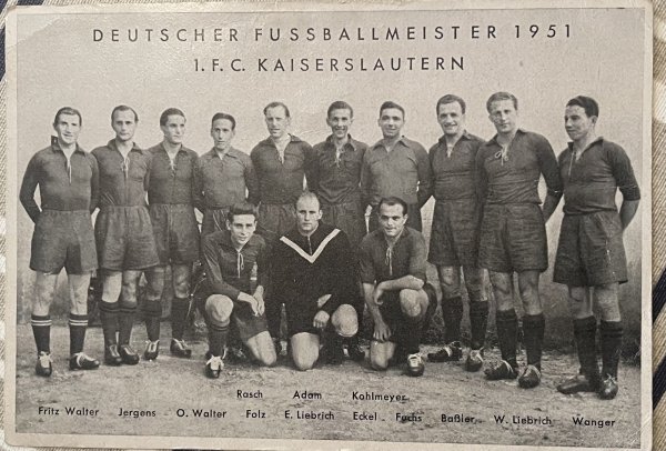 Marianne Hebsakers jüngster Onkel Herbert Rasch (kniend, links) wird von seinem älteren Bruder nach Kaiserslautern geholt. Dort wird er 1951 zusammen mit Fußball-Legende Fritz Walter (ganz links, stehend) 1951 Deutscher Meister. - © Bildrechte: Marianne Hebsaker