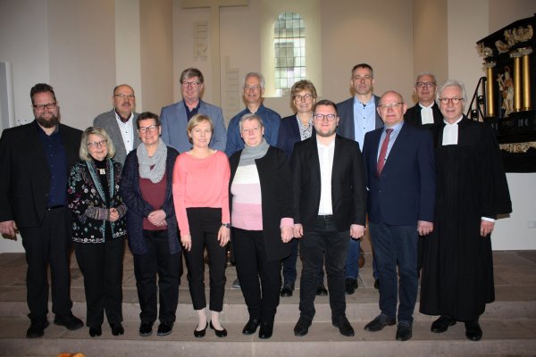 Die Pastoren Peter Thimm (hinten rechts) und Rudolf Westerheide (vorne rechte) führen den neuen Kirchenvorstand ein: (vordere Reihe von links) Hanna Haneke, Ursula Rose, Ariane Schmieder, Heike Burg, Pascal Litke und Heinz-Gerhard Nölting sowie (hintere Reihe von links) Ralf Brakemeier, Andreas Leßmann, Thomas Begemann, Gerald Drawe, Anja Piechnik und Jürgen Ewers. - © Siegfried Mühlenweg
