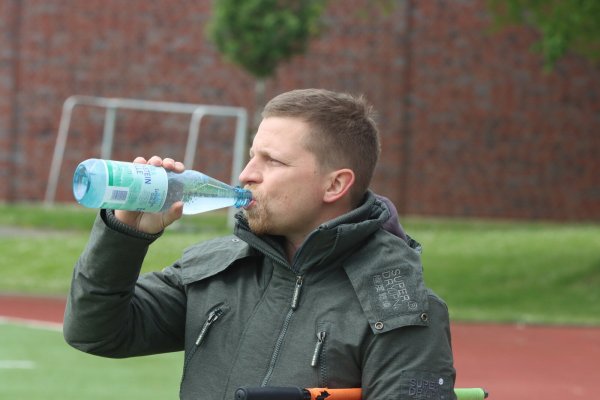 Ein letzter Schluck aus der Pulle: Tobias Gatzke verlässt den Post-TSV Detmold nach fünf Jahren. - © Sebastian Lucas
