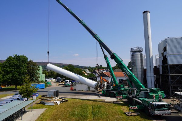 Der Schornstein wird abgebaut.  - © Stadtwerke Lemgo GmbH