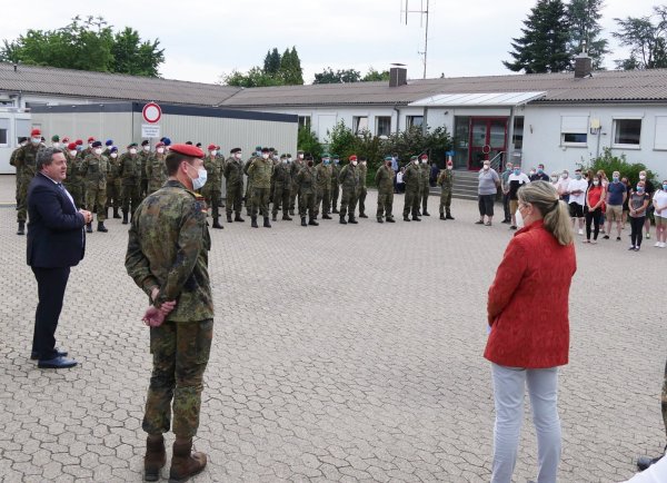 Landrat Dr. Axel Lehmann, Brigadegeneral Stephan Willer und Gesundheitsamtsleiterin Dr. Kerstin Ahaus (von links) verabschieden die Soldaten.  - © Kreis Lippe