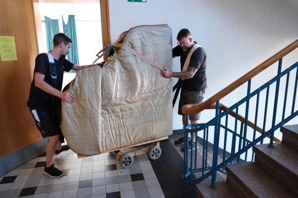 Der Flügel wird aus dem bisherigen Proberaum des DKO am Schubertplatz transportiert. Das Orchester hat inzwischen eine neue Bleibe gefunden. - © Sven Koch
