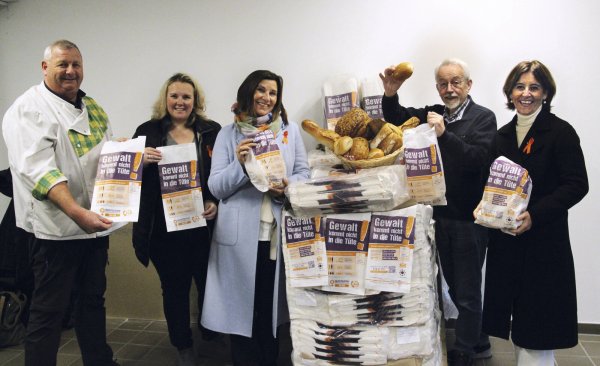 Wollen auf häusliche Gewalt aufmerksam machen: (von links) Bäckermeister Mickel Biere, Nicole Krüger (Gleichstellungsbeauftragte Kreis Lippe), Andrea Blüggel (SI-Präsidentin Detmold-Lippische Rose), Günther Kuhlemann (Dr.-Ritter-Stiftung) sowie Stefani Quentell (SI-Präsidentin Lippe). - © Kerstin Kalkreuter/Kreis Lippe