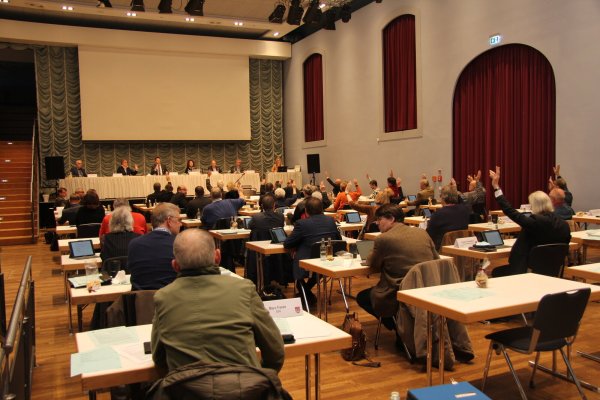 Bei der Frage, wer dem Hauhaltsplan für 2022 zustimmt, blieben die Hände der CDU-Fraktion unten. - © Jana Beckmann