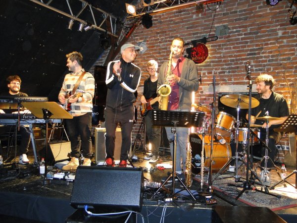 Höhepunkt des Abends: die Band um Thomas Stieger mit den Musikern (von links) Simon Oslender (Keys), Igor Osypov (Gitarre), Markus "Cosmo" Klein (Vocals), Thomas Stieger (Bass), Marc Doffey (Saxophon) und Peter Gall (Drums). - © Hajo Gärtner