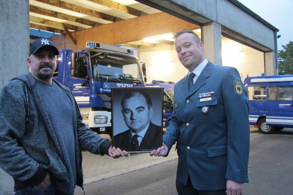Merten Kunisch (links) übergibt das Foto seies Großvaters Fritz-Wilhelm Jesinghausen an den THW-Ortsbeauftragten Lemgo, Swen Rehmsmeier. - © Carolin Brokmann-Förster