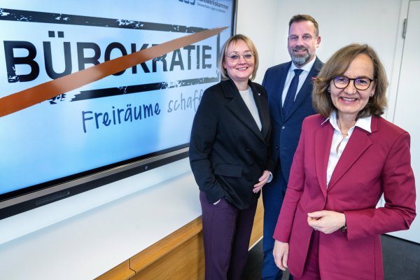 Stellen die Ergebnisse des Projekts vor: Svenja Jochens (v. l.), Jens Prager und Petra Pigerl-Radtke. - © Barbara Franke