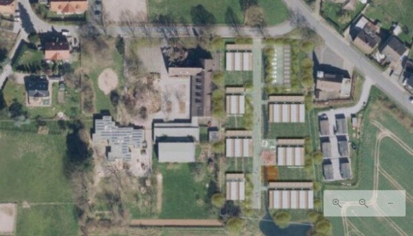 Das ist die kleinere vorgestellte Planungsvariante mit 22 Wohneinheiten zwischen Grundschule und Feuerwehr. Oben rechts wäre dann Fläche für einen Parkplatz vorhanden. - © Fotorechte:OWL Immobilien