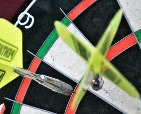 Immer wieder faszinierend, wie die Pfeile beim Darts in den kleinen Feldern landen. - © Oliver König