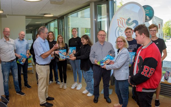 IHK Lippe verteilt Ausbildungsatlas 2024 an Schulen im gesamten ...