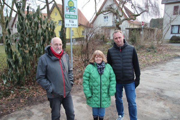 Hartmut Baack (von links), Kita-Leiterin Gerlinde Schmidt und Schulleiter Jörg Franks stehen an der neuen Elternhalte an der Ewerbeckstraße in Brake. - © Nadine Uphoff