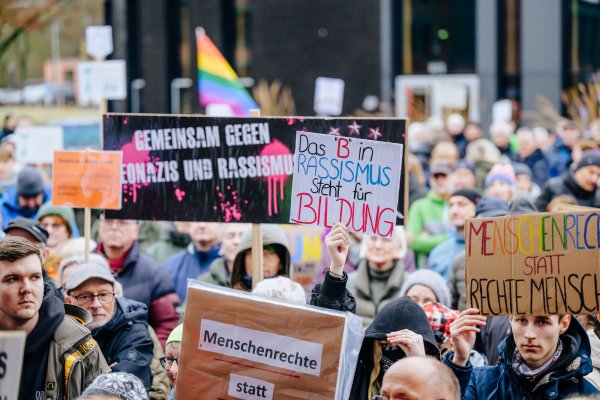 Demonstrieren gegen Rechts – dazu fühlen sich am Samstagnachmittag viele Menschen aus Schloß Holte-Stukenbrock berufen und kommen in den Bürgerpark am Rathaus +++ Foto: Besim Mazhiqi - © BESIM MAZHIQI
