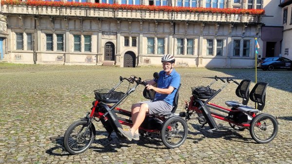 Bis zu drei Senioren kann Horst Kays auf der Tandem-Rikscha mitnehmen. Dringend gesucht: weitere Fahrer und Sponsoren für eine zweite Rikscha. - © Katrin Kantelberg
