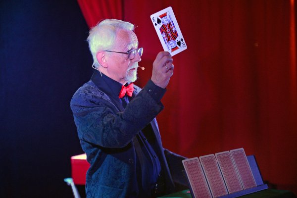 Günter Kuhlemann zeigt als "Belbo" Kartentricks, die nur mit Gedankenlesen zu erklären sind – oder doch nicht? - © Nicole Ellerbrake