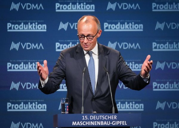 Bundeskanzler Friedrich Merz (CDU) spricht beim 15. Deutschen Maschinenbau-Gipfel. - © Soeren Stache/dpa