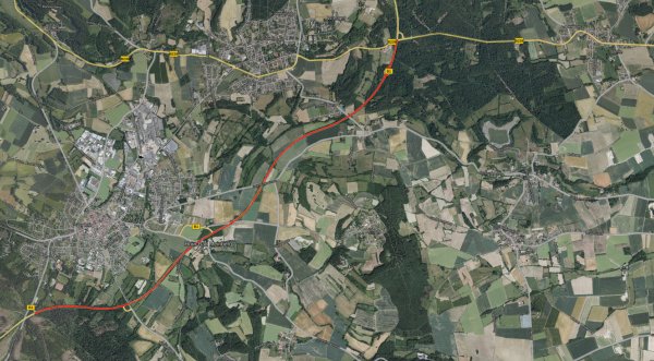 Auf dem rot markierten Bereich der B1 zwischen der Abfahrt nach Belle (oben rechts im Bild) und der Abfahrt am Waldschlösschen (unten links) sollen nach dem Wunsch des Bürgerbündnisses künftig auch Traktoren unterwegs sein dürfen. - © Geodaten NRW