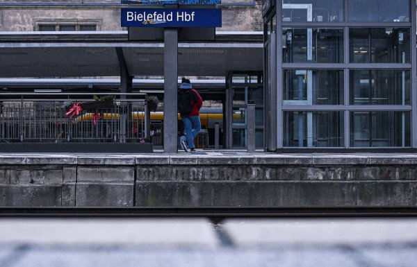 Am Bielefelder Hauptbahnhof kommen täglich Hunderte Pendler an. - © picture alliance
