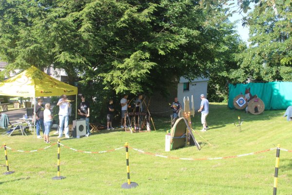 Beim Kuckucksfest im Kulturpark Holzhausen-Externsteine üben sich Besucher im Bogenschießen. - © Elia Böckelmann