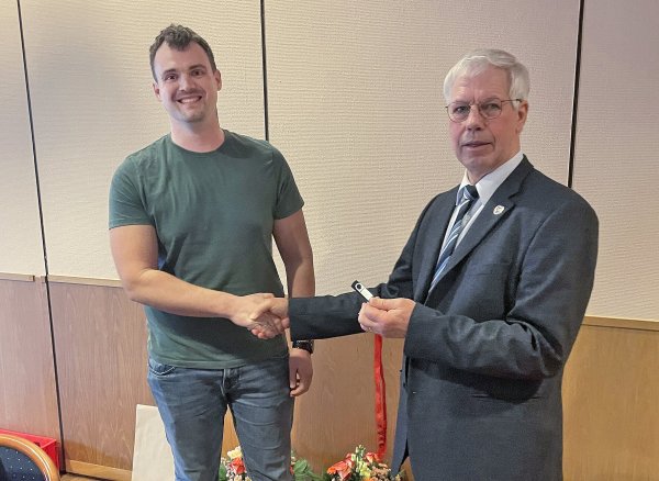 Helmuth Sage, rechts, übergibt nach Jahrzehnten im Ehrenamt den Stab in Form eines Sticks mit allen wichtigen Daten weiter an die neue Generation. Der 35-Jährige Kim Griese ist der neue Chef des Lippischen Fischereivereins. - © Lippischer Fischereiverein